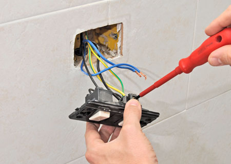 Specchiera del bagno: come fare i collegamenti elettrici Collegamento interruttore luce e presa