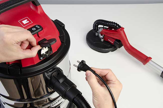 Perfetto è l’abbinamento della TC-DW 225 con l’aspiratore Einhell TH-VC 1930 SA, che ha una presa utensile: l’avvio e lo spegnimento della levigatrice pilotano automaticamente l’aspiratore.