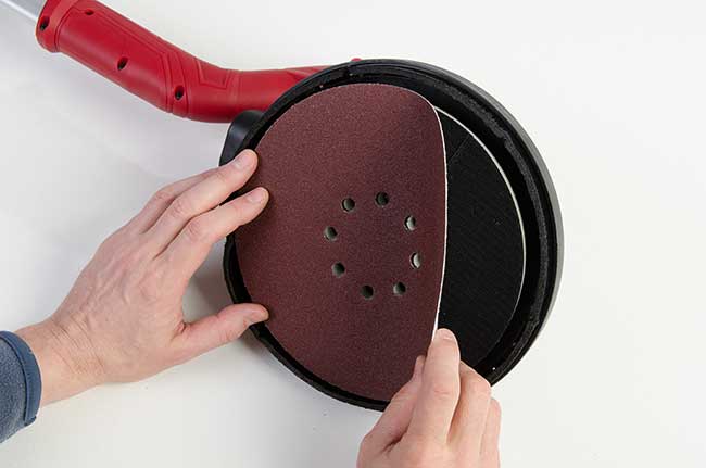 Il platorello da 225 mm ha attacco per carta abrasiva con velcro; per ottenere la necessaria aspirazione, è importante montare la carta in modo che i fori coincidano con quelli presenti nella piastra.
