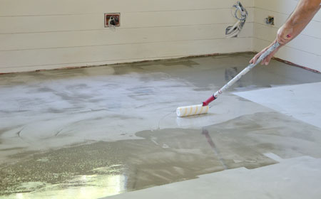Bagno in cemento resinato: pavimento in microcemento spatolato ... Fontana in calcestruzzo interne