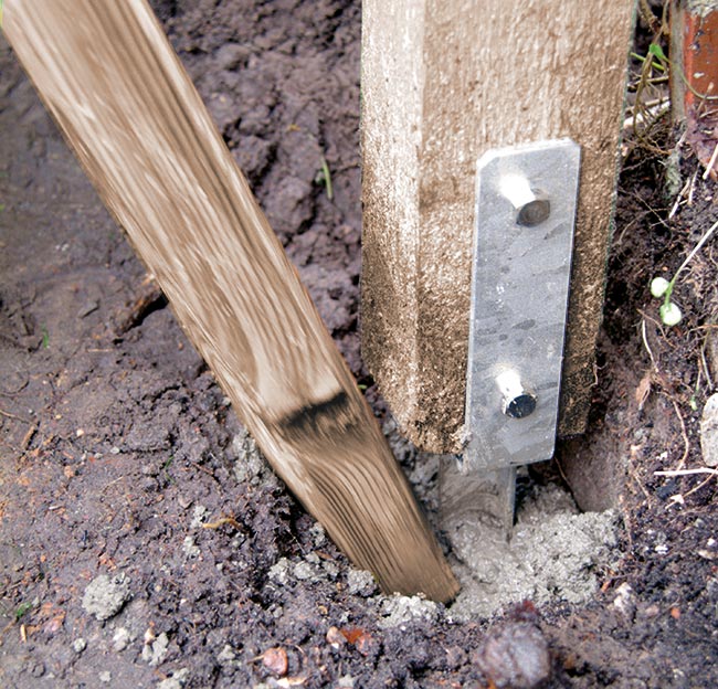 piantare un palo nel terreno