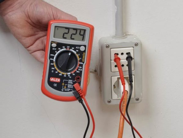Come Misurare La Corrente Con Il Tester Come usare il tester elettrico | Analogico e digitale | Elettricità