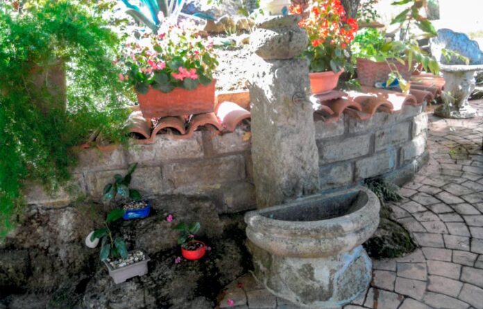 Un blocco di pietra senza età per una nuova fontanella fai da te