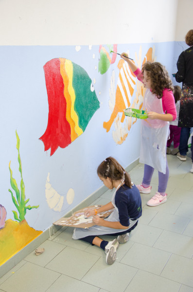 Due ragazze alle prese con le decorazioni marine fatte sulle pareti della loro aula presso la Scuola Primaria Cornelio De Simoni di Gavi (AL). www.bricoyoung.it